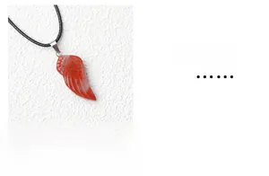 Détail macro du pendentif aile d'ange en jaspe rouge naturel avec texture de pierre