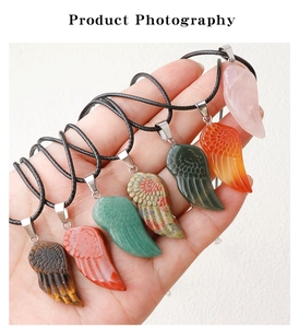 Détails de pendentifs ailes d'ange sculptés en quartz rose et œil de tigre naturels