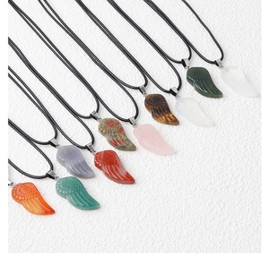 Détail de dix pendentifs ailes d'ange en cristal naturel avec cordons noirs tressés