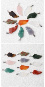 Vue détaillée de pendentifs ailes d'ange en cristal naturel et diverses pierres fines