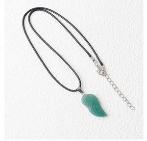 Détail d'un pendentif aile en aventurine verte avec cordon ciré noir et fermoir mousqueton