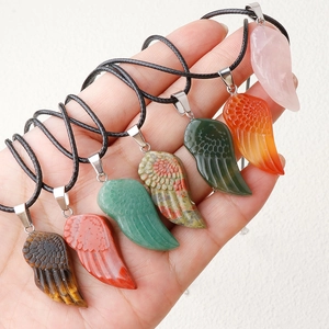 Pendentifs ailes d'ange en pierre naturelle avec cordon noir et cristaux variés