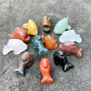 Set di 12 mini statuine di delfini intagliate a mano in vari cristalli naturali