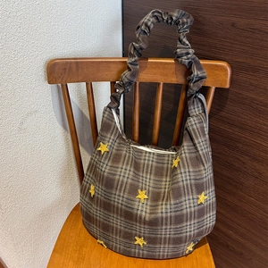 Retro Karo-Tasche in Braun mit Stern-Stickerei und gerafftem Schultergurt