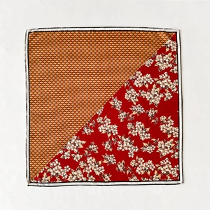 Seidenschal mit Blumenmuster, orangefarbenem Webmuster und Kontrastrand in flacher Ansicht