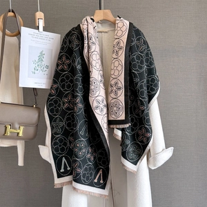 Écharpe en jacquard à fleurs et lettres avec franges en design contrasté noir et rose