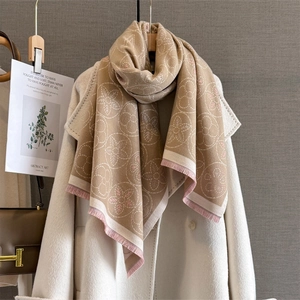 Écharpe de luxe jacquard floral beige avec franges roses sur manteau blanc