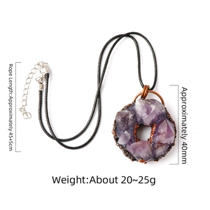 Vue détaillée du pendentif améthyste naturelle de 40mm avec cordon de 45cm de longueur