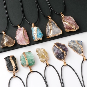 Unregelmäßiges Naturkristall Anhänger Set mit Goldfolienkanten und schwarzer Kordel