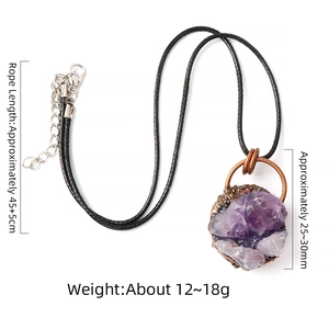 Détail d'un pendentif en améthyste brute avec bordure en bronze et cordon noir