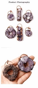 Vue détaillée des pendentifs en améthyste naturelle avec bordure en bronze vintage