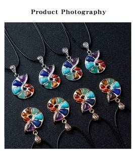 Détail macro de pendentifs chakra en forme de conque avec pierres naturelles et cadres en métal