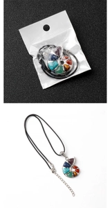 Détail du pendentif chakra en spirale avec sept pierres d'énergie sur cordon noir