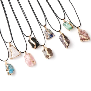 Unregelmäßige Naturstein Anhänger Halskette Vergoldeter Rand Heilkristall Mineral Retro Handgemachter Schmuck