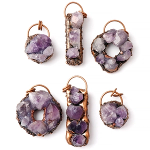 Lot de six pendentifs en améthyste naturelle avec bordures en bronze vintage martelé