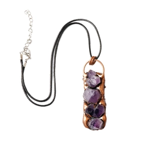 Pendentif en améthyste brute vintage avec bordure en métal rustique et cordon noir tressé