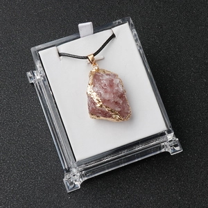 Naturrosa Kristallanhänger mit vergoldetem Rand und schwarzer Kordel in Geschenkbox