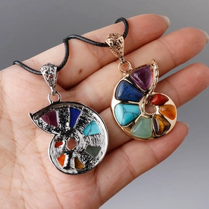 Pendentif nautile avec sept pierres de chakra naturelles et cordon noir tressé