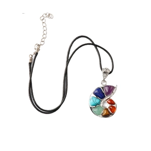 Pendentif coquillage aux sept pierres de chakra naturelles sur collier cordon noir cire