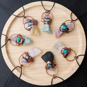 Surtido de collares de cristal natural con acabado de cobre vintage en bandeja madera