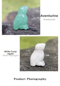 Detail von handgeschnitzten Vögeln aus grünem Aventurin und weißem Crazy-Achat