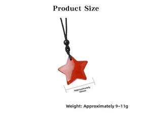Dettaglio del ciondolo a stella in pietra rossa 30mm con cordino nero e guida taglie
