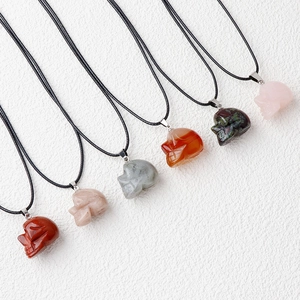 Lot de 6 pendentifs têtes de mort en pierres naturelles avec cordons noirs réglables