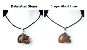 Détail de pendentifs crâne en œil de tigre et jaspe sang de dragon faits à la main