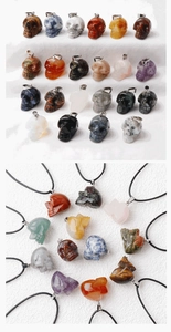 Vue détaillée de divers pendentifs crânes en pierres naturelles avec cordons noirs assortis