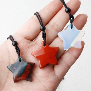 Pendente a stella in avventurina verde naturale con collana in corda nera intrecciata