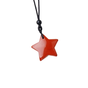 Collana con ciondolo a stella in avventurina verde e cordino nero intrecciato