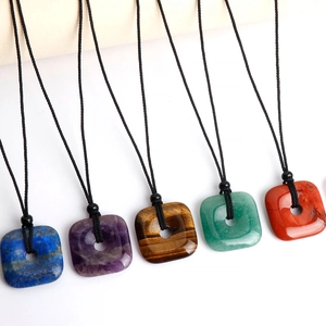 Collier Pendentif Pierre Gemme Carré Cristal Naturel Cordon Noir Tissé Bijoux Guérison Géométriques Femmes Hommes