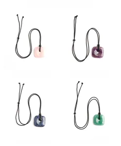 Sélection de pendentifs carrés en améthyste et quartz naturel avec cordons noirs