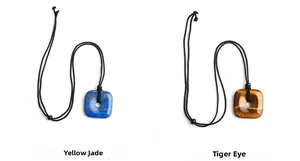 Détail de pendentifs carrés en pierre naturelle jade bleu et oeil de tigre avec cordon