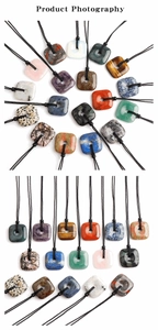 Détails de divers pendentifs carrés en pierres naturelles avec colliers tressés