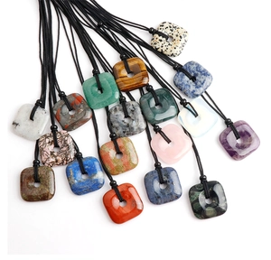 Sélection de colliers carrés en cristaux colorés comprenant améthyste et quartz rose