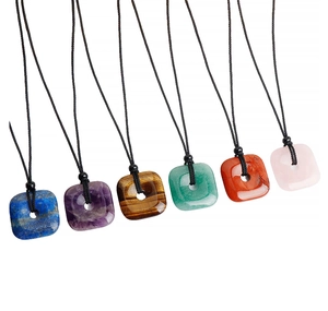 Vue à plat de six pendentifs carrés en cristal naturel avec cordons tissés noirs