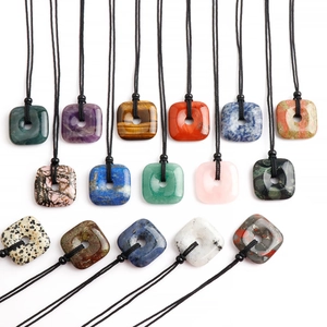 Pendentifs carrés de 30 mm en améthyste et pierres naturelles avec cordon tressé