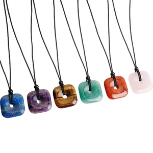 Assortiment de pendentifs carrés en cristal naturel de 30mm incluant améthyste sur cordon