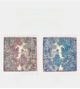 Détail du foulard réversible en soie et laine avec imprimé jungle et bords roulés
