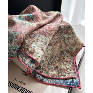 Élégant foulard en soie et laine avec imprimés tropicaux et bords roulés à la main