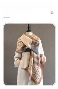 Détail de l'écharpe en imitation cachemire à carreaux avec jacquard cheval et franges