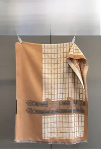 Détails de motif équestre jacquard et fines franges sur un châle d'hiver épais