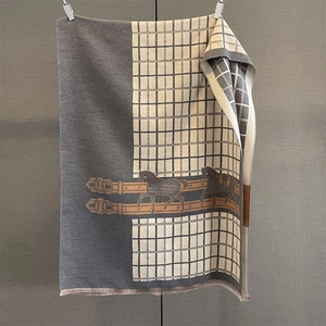 Détail de l'écharpe en jacquard avec motif équestre et bordures à franges fines