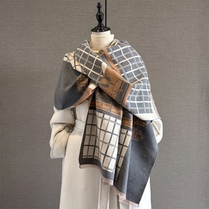 Écharpe jacquard à carreaux gris et marron avec franges élégantes pour femme