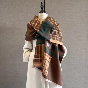 Détail de l'écharpe jacquard à carreaux avec chevaux et franges en marron et vert