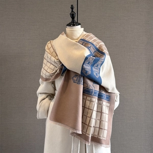 Détail d'une écharpe en jacquard doux avec carreaux classiques et bords à franges élégants