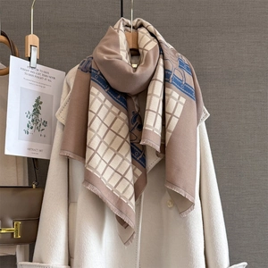 Écharpe à carreaux motif cheval sur un manteau blanc avec détails à franges