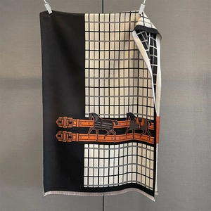 Détail de l'écharpe en faux cachemire avec carreaux noirs et blancs et motifs équestres