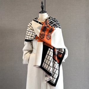 Détail de l'écharpe à carreaux avec motif mors sur mannequin en manteau d'hiver blanc